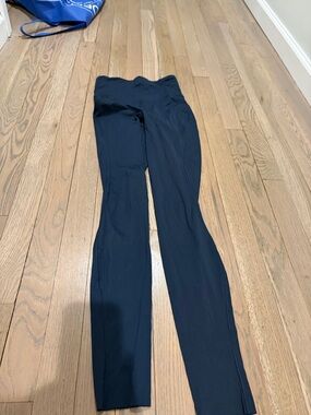 Navy lululemon leggings
Size: 2
WORN ONCE.